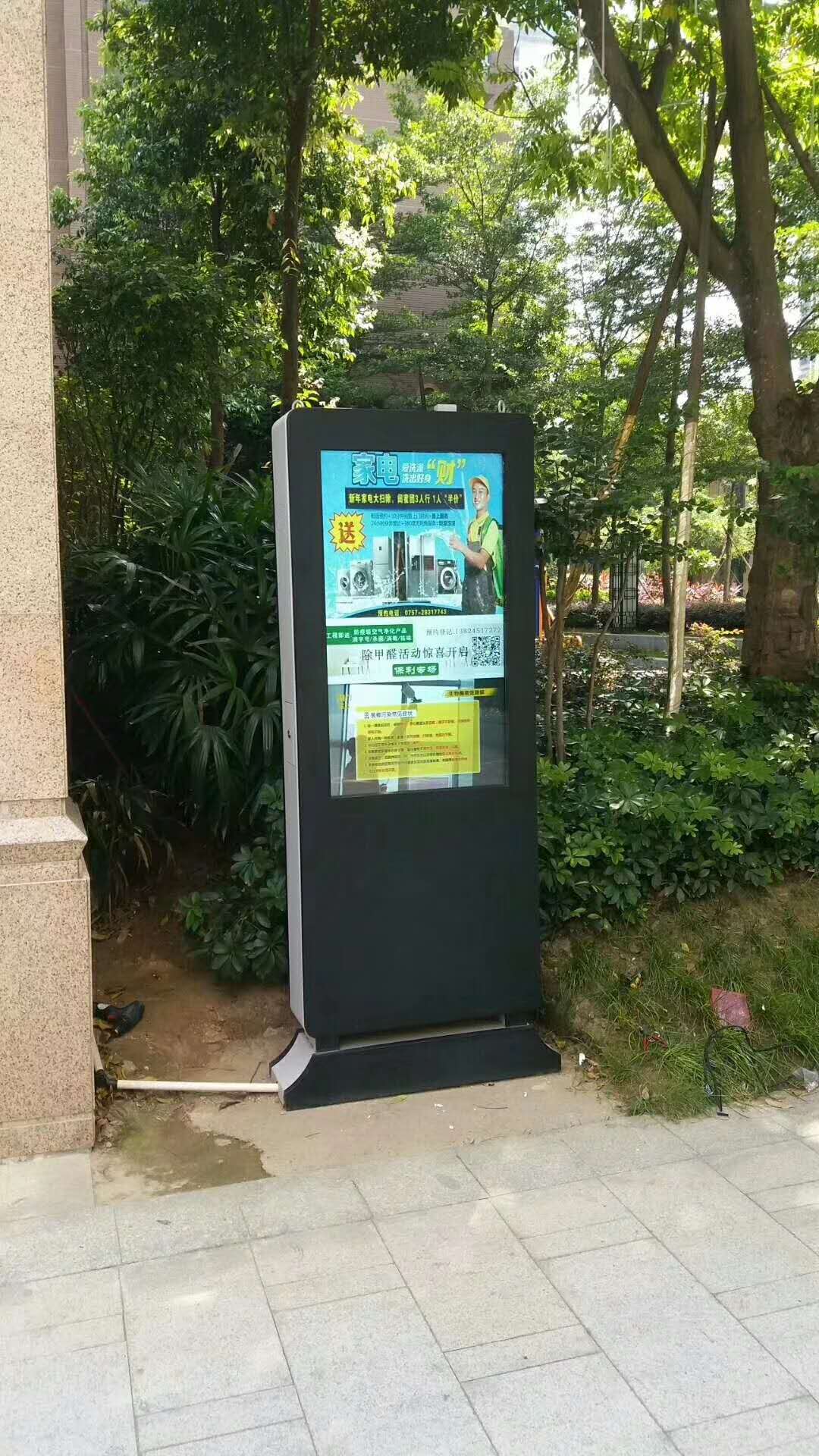 戶外廣告機(jī) 現(xiàn)代城市景觀中的多功能信息樞紐